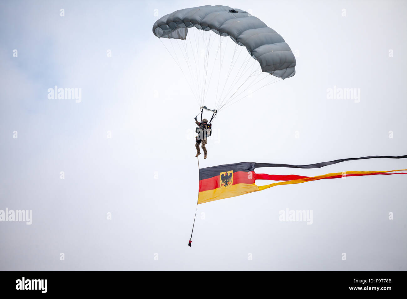 FELDKIRCHEN / GERMANIA - Giugno 9, 2018: paracadutista dalla Bundeswehr, esercito tedesco atterra su un open day il giorno della Bundeswehr in Feldkirchen Foto Stock