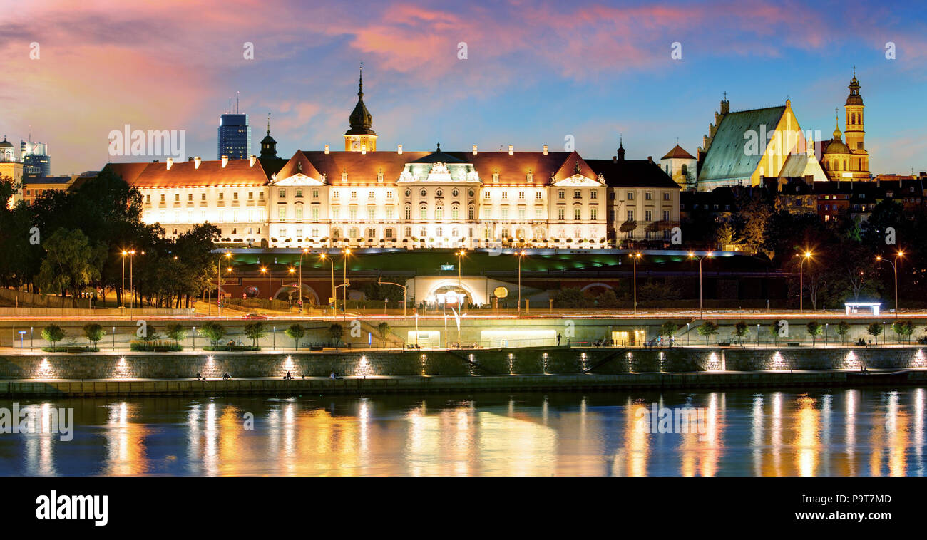 Fiume vistola waterfront e il panorama del Castello Reale di Varsavia, Polonia. Foto Stock