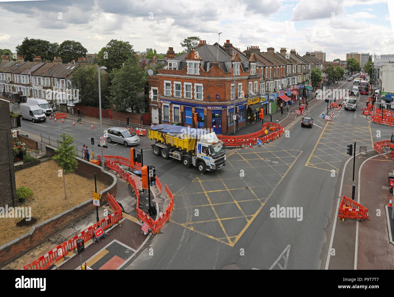 Lavori stradali: il rimodellamento della Lea Bridge Road / Markhouse Road, svincolo nord di Londra. Parte del ciclo-friendly mini Olanda progetto. Foto Stock