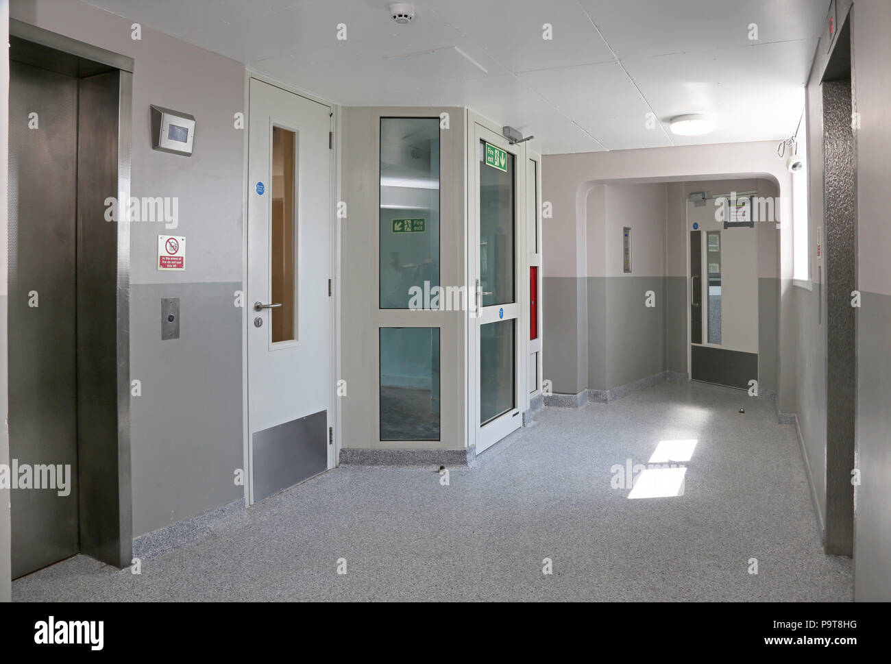 Ascensore lobby in Wilmcote House, Portsmouth, Regno Unito. 1968 costruiti alloggi sociali blocchi a torre recentemente ristrutturato per EnerPHit standard di energia Foto Stock