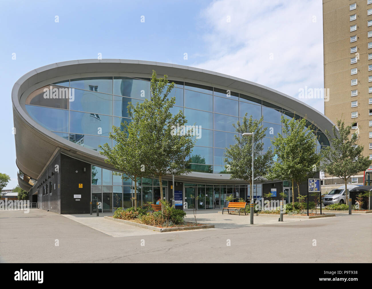 La nuova comunità Somerstown mozzo, Portsmouth, Regno Unito. Progettato da BAM, 90m lungo edificio ellittico ha un travi lamellari in legno a telaio e si estende su una strada principale. Foto Stock