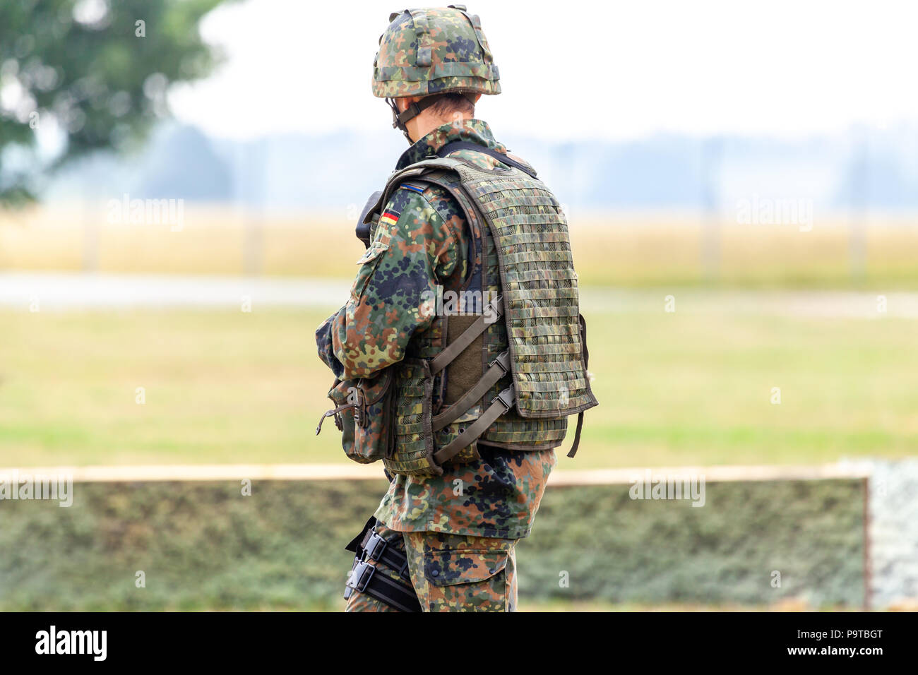 Soldato tedesco con un fucile su un corso di formazione Foto Stock