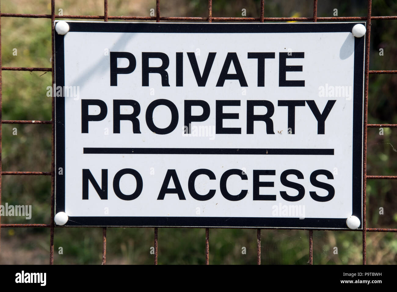 Segno nel Regno Unito attestante la proprietà privata nessun accesso Foto Stock