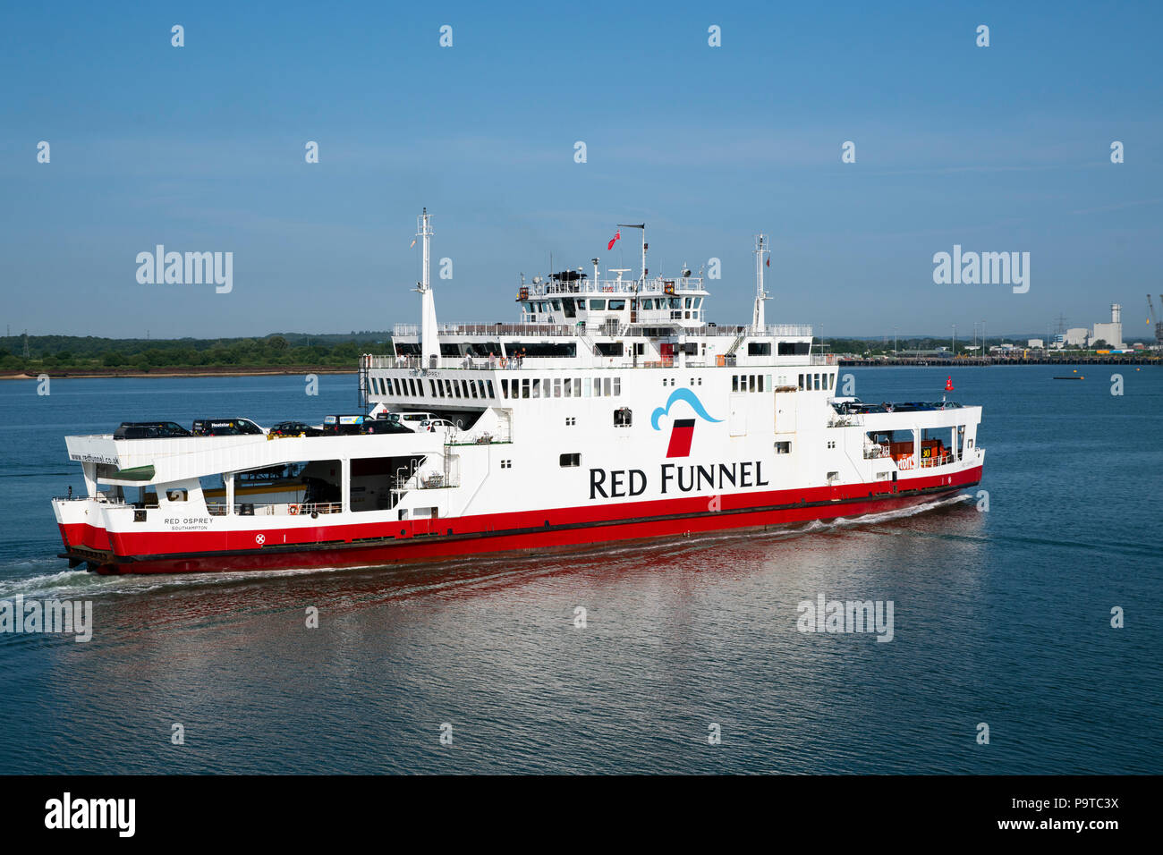 Imbuto Rosso Rosso di Osprey vele da East Cowes a Southampton Docks su una soleggiata giornata estiva. Foto Stock