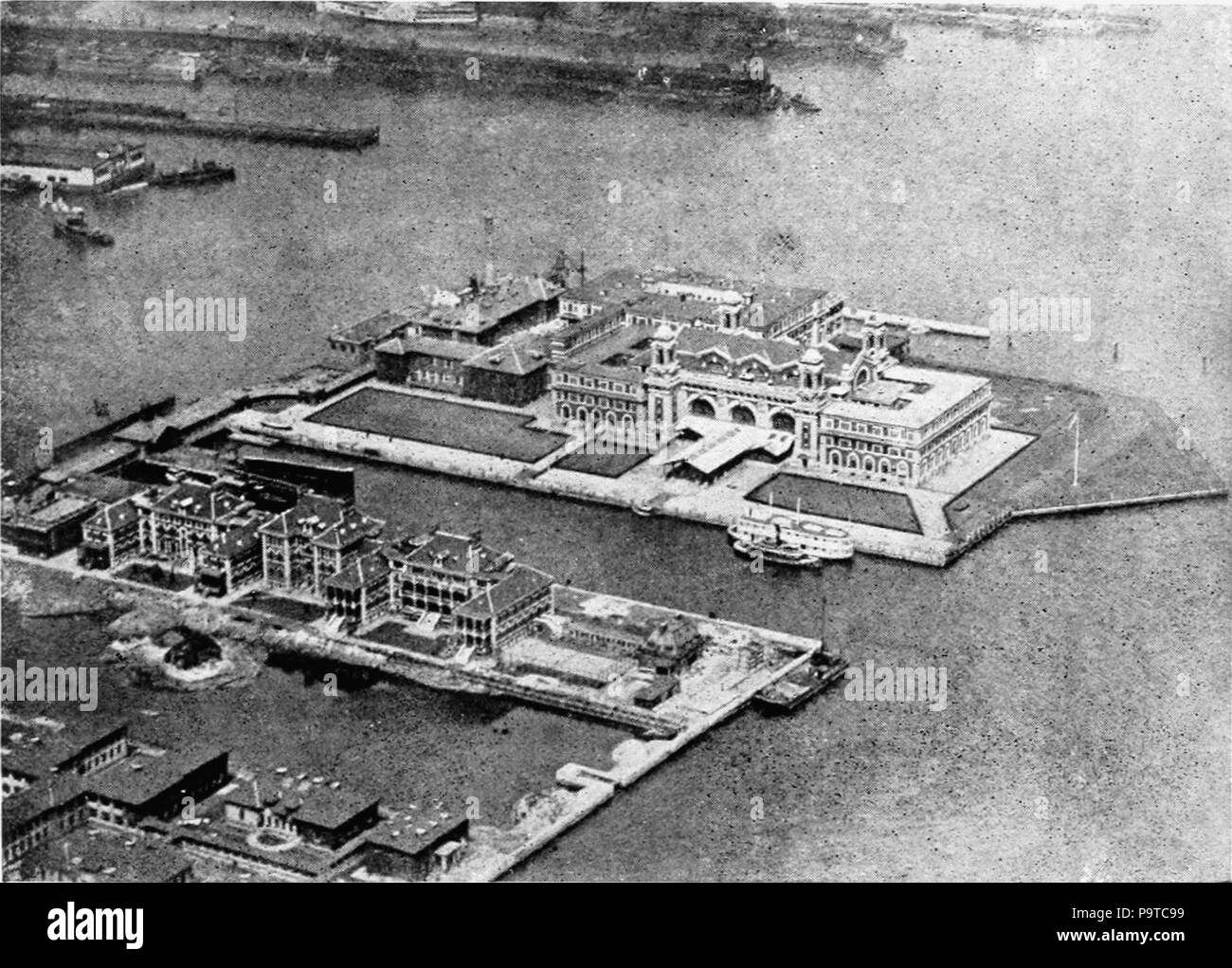 335 Collier's 1921 New York (città) - Stazione di immigrazione di Ellis Island Foto Stock