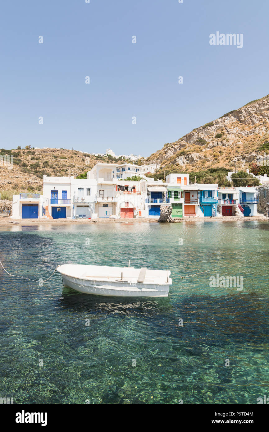 MANDRAKIA, Grecia - Maggio 2018: barche ormeggiate nel porto di villaggio. Obiettivo grandangolare shot, giornata di sole. Orientamento verticale. Foto Stock