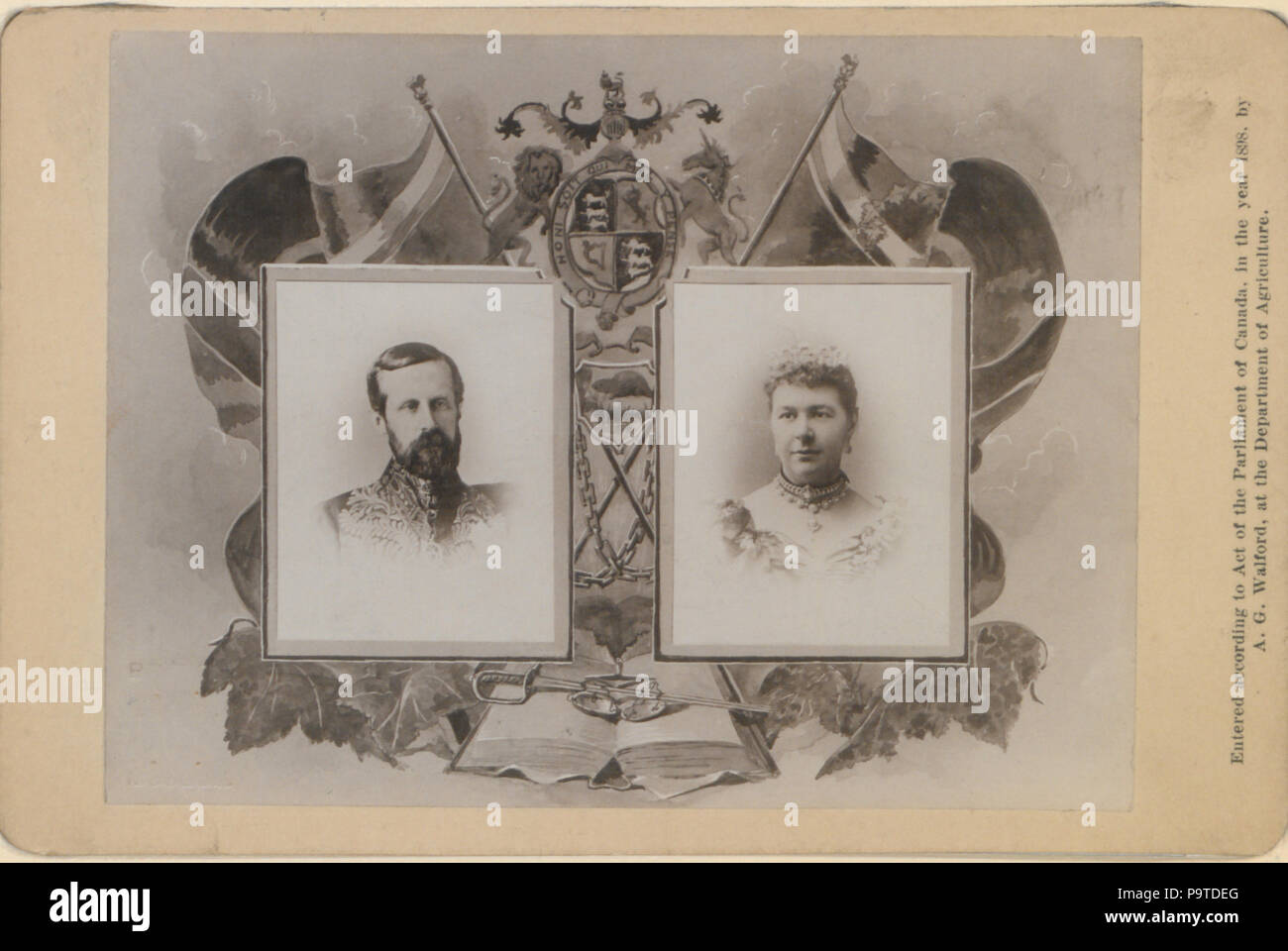 339 Combinazione fotografia di il conte e la contessa di Aberdeen, Imperial Stemma con britannici e canadesi bandiere; castoro, la bibbia con spada e bilancia della giustizia (HS85-10-10033) Foto Stock