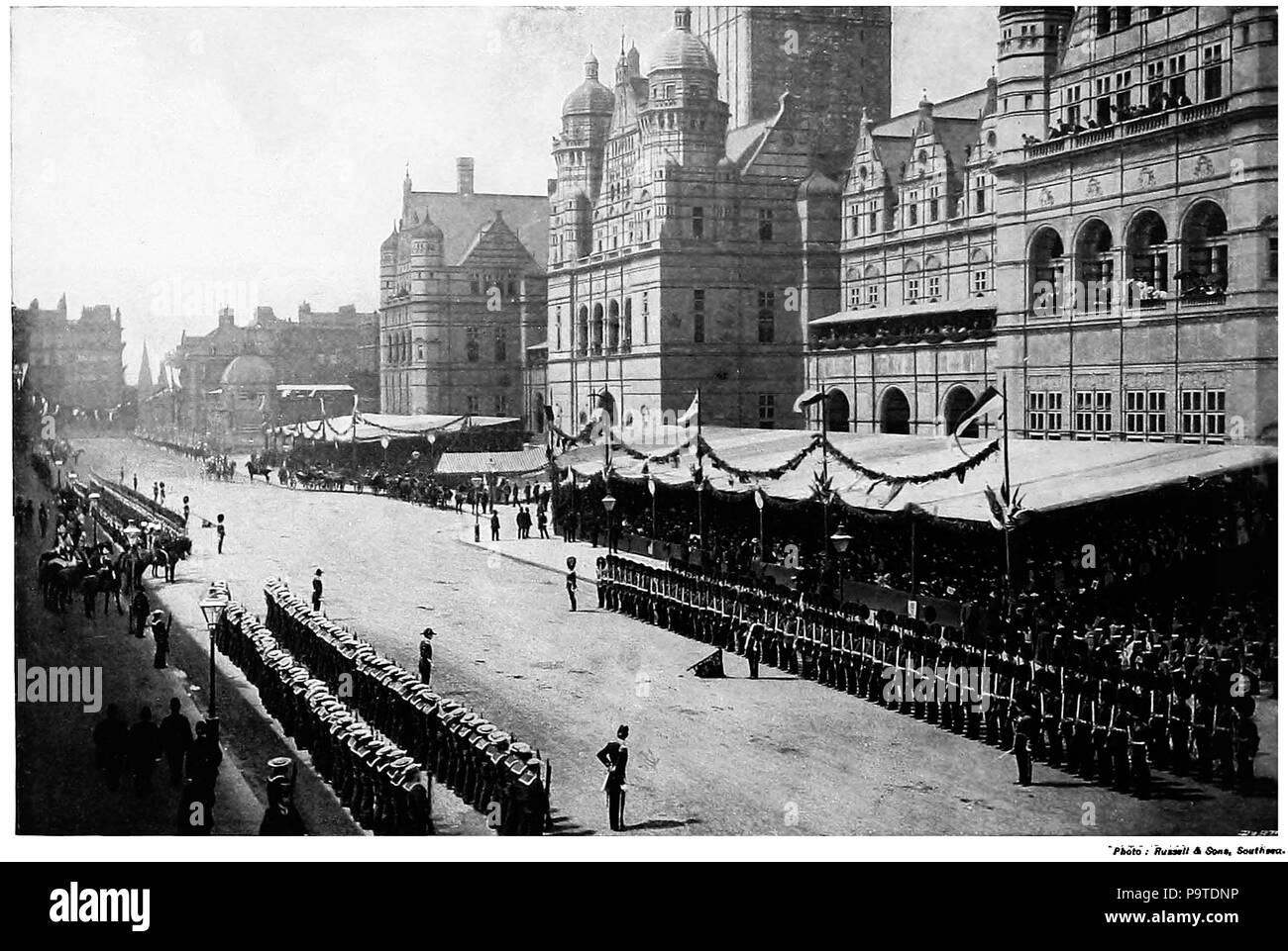 . La regina imperatrice APERTURA DEL IMPERIAL Institute di Londra (1893). Questo maestoso pageant, nel quale il sovrano fu la figura principale in cui i rappresentanti di tutte le parti dell'impero britannico ha preso parte e di cui il grande capitale dell impero era la scena, trova un posto di riempimento tra le illustrazioni della verso l'esterno atti di governo dell'Impero." In background sorge l'Istituto Imperiale, costruito in larga misura da ihe liberalità del Queen's soggetti nelle colonie e l'India. All'ingresso può essere visto il trasporto di Sua Maestà, che ha appena arrivati, accompagnati da Foto Stock