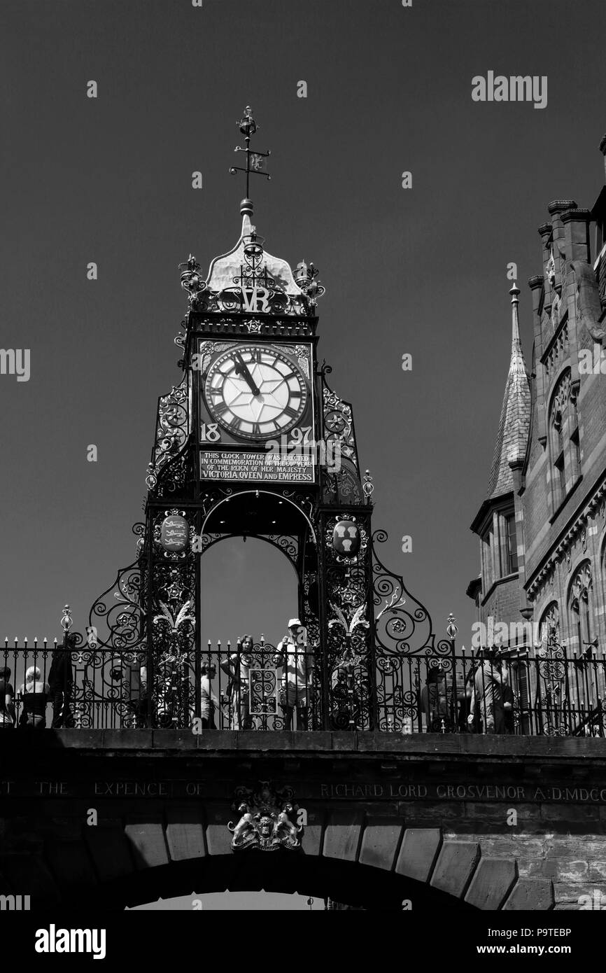 La porta est orologio, che commemora la Regina Vittoria per il Giubileo di Diamante, Chester City, Cheshire, Inghilterra. Foto Stock