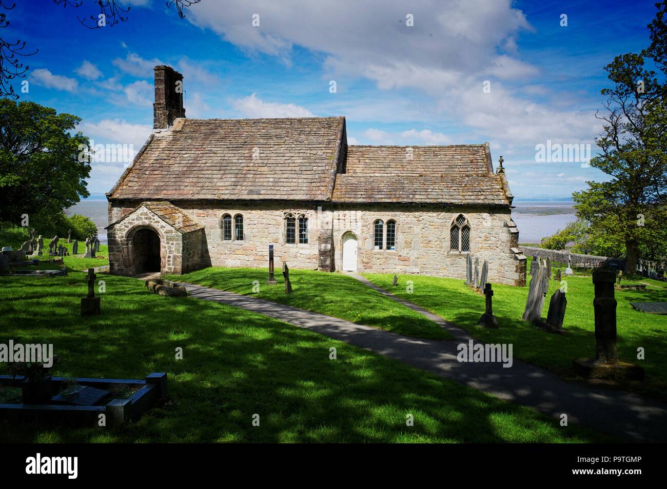 St Peters Church Heysham, Lancashire in una mattina di primavera. Foto Stock