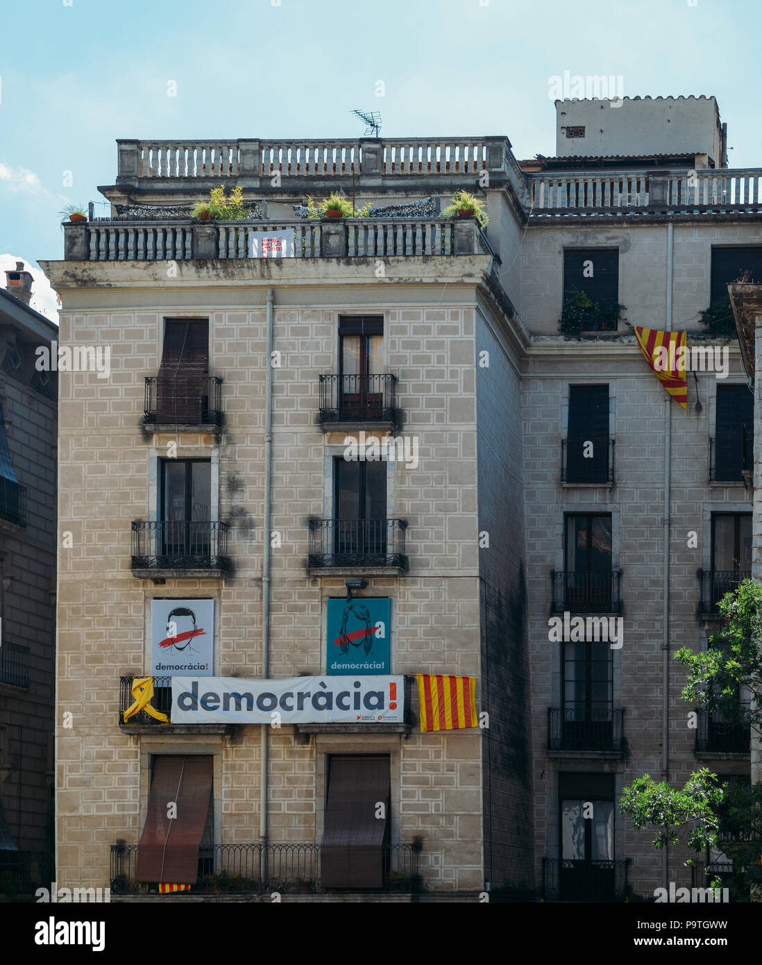 La Catalogna indipendenza bandiere su balconi in Girona, Catolonia, Spagna Foto Stock