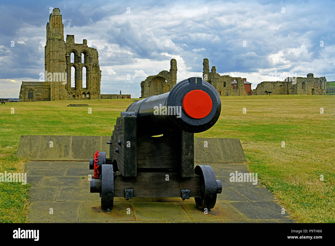 Priory castello difensivo antiche navi cannon e ricordo il papavero Foto Stock