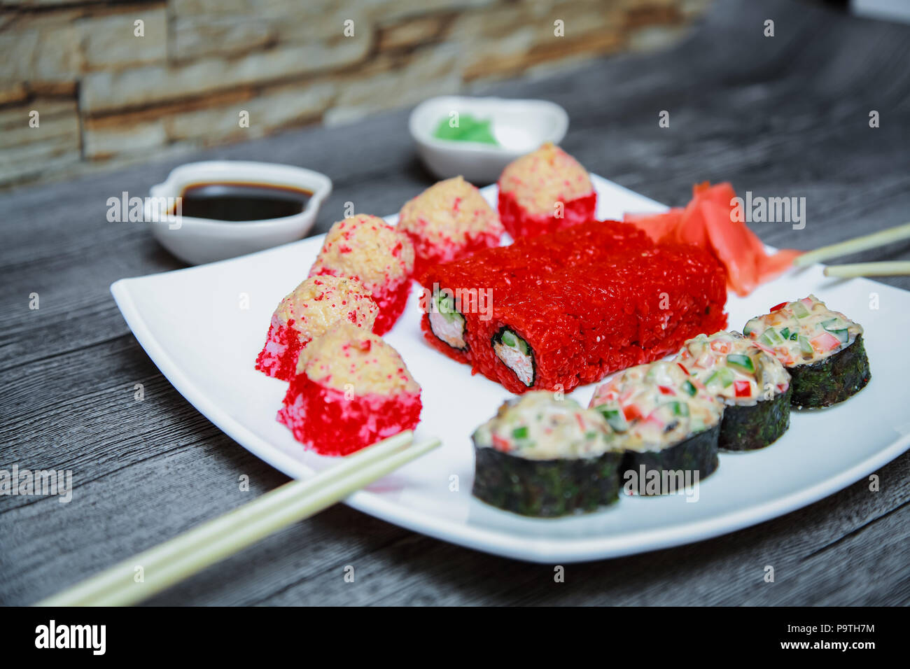 La cucina giapponese. Serie di rotoli su un piatto bianco. Foto Stock