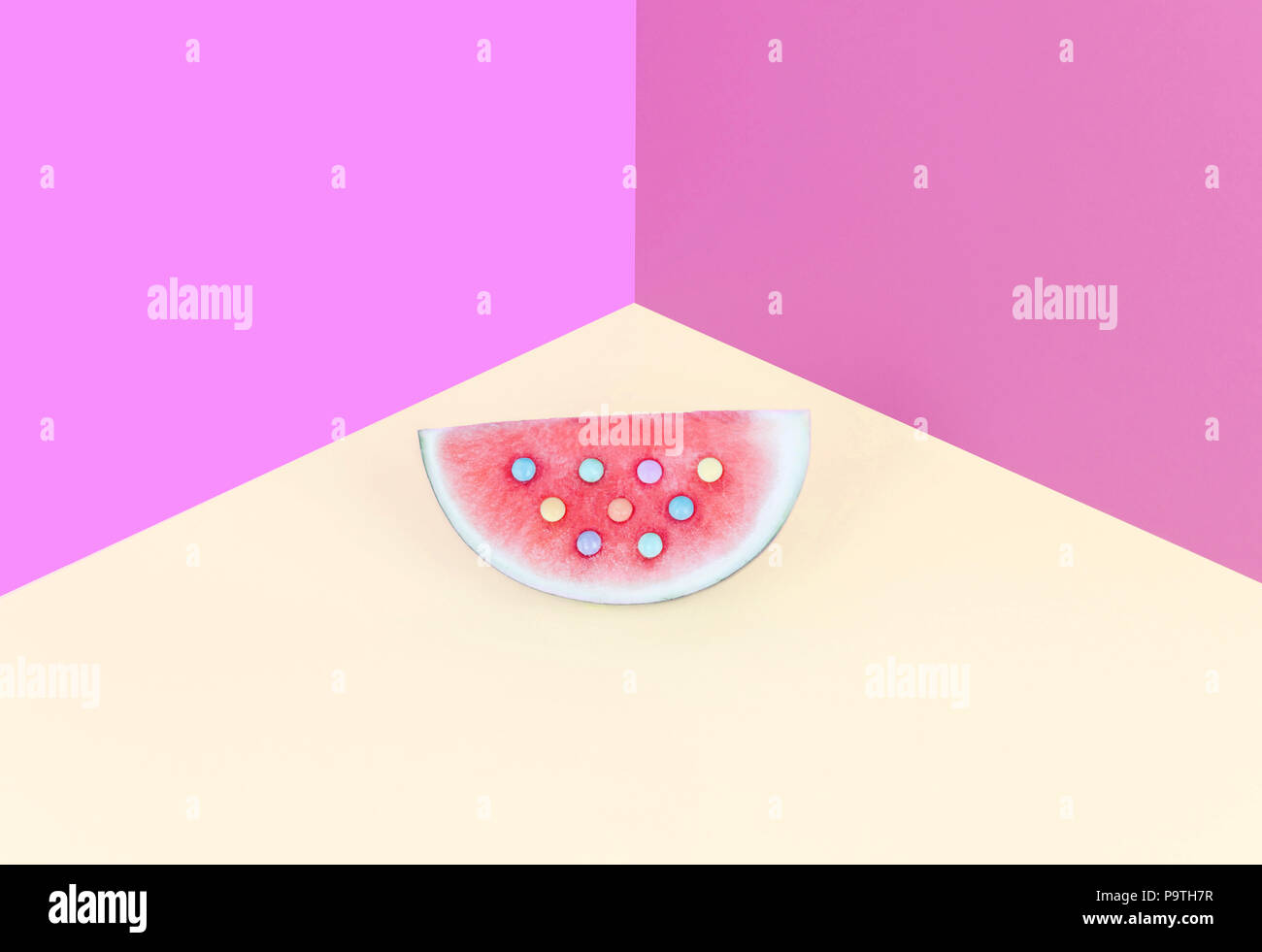 Anguria Fashion su sfondo color pastello. Foto Stock