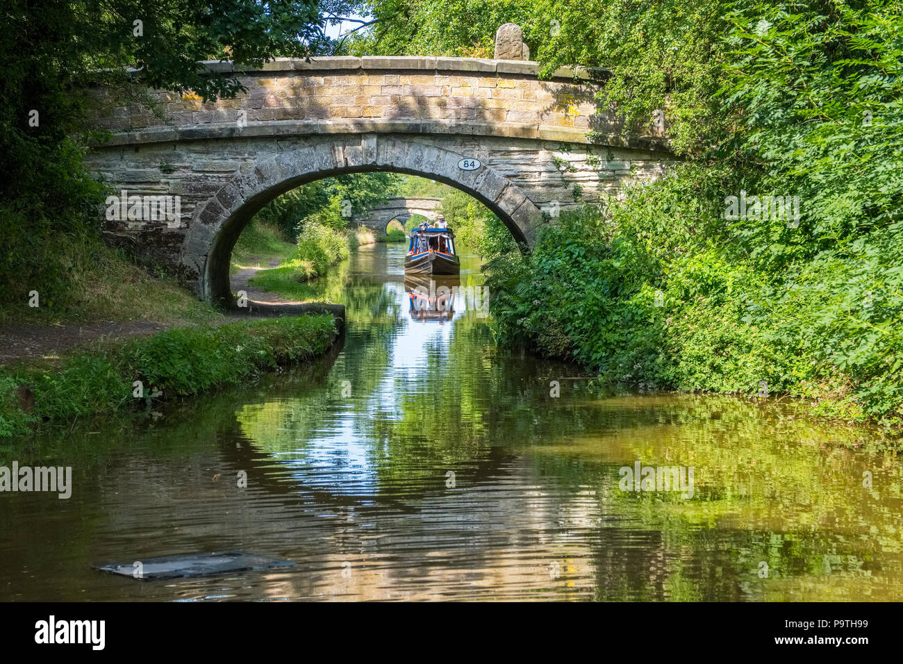 Ponti e narrowboats in Macclesfield Canal vicino a Congleton nel Cheshire Foto Stock