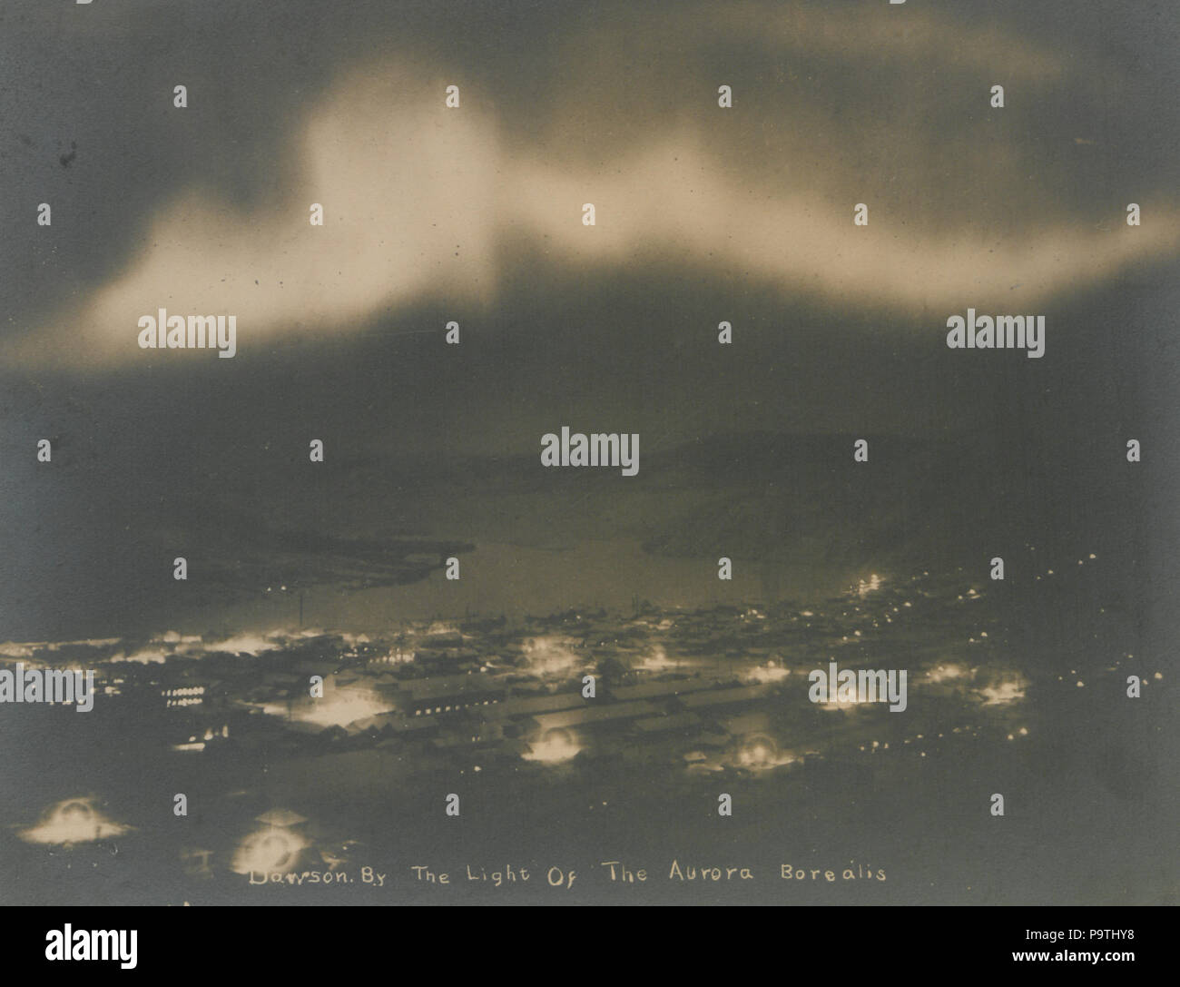 374 Dawson dalla luce dell'Aurora Boreale (HS85-10-19199) Foto Stock