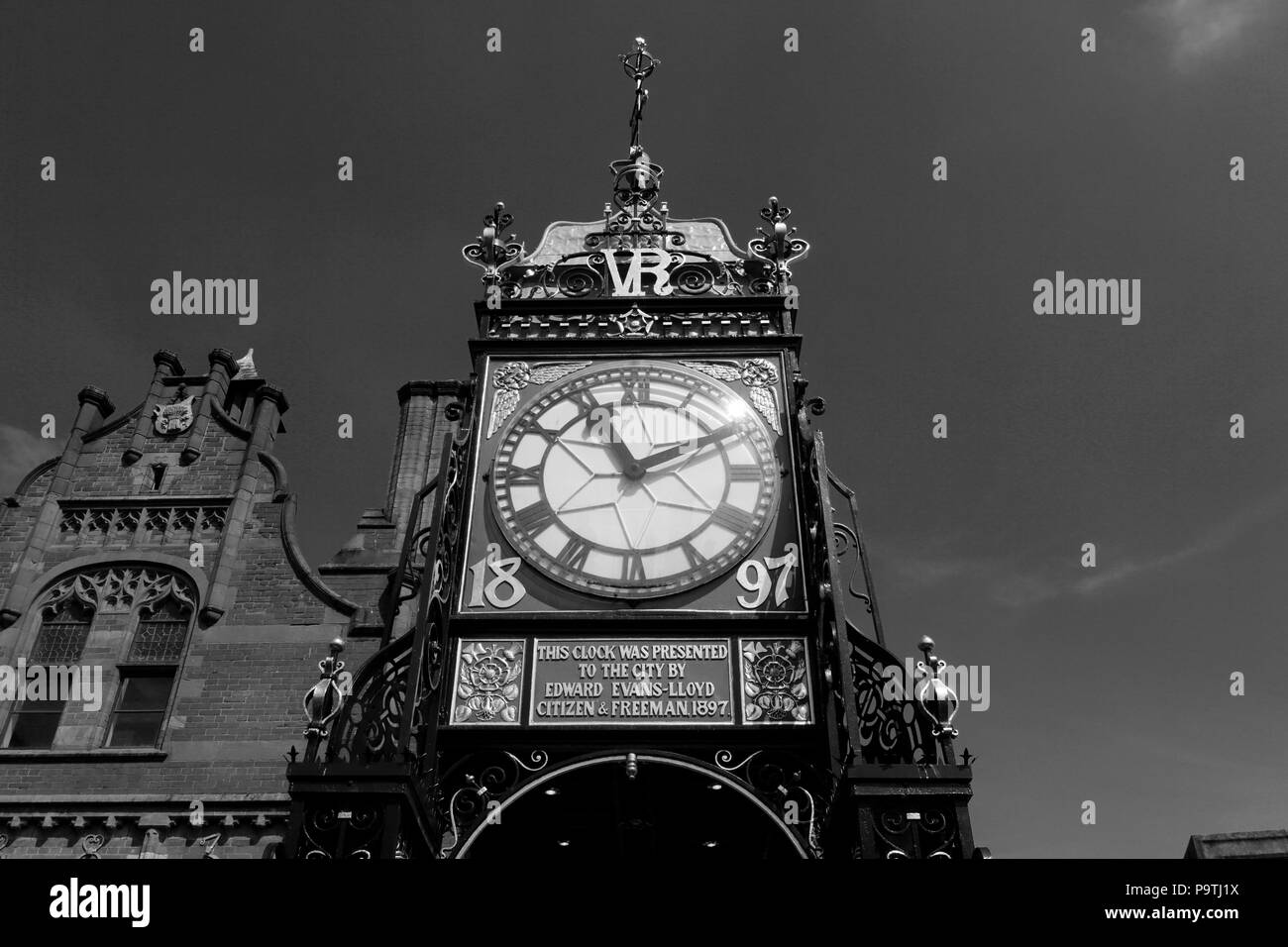 La porta est orologio, che commemora la Regina Vittoria per il Giubileo di Diamante, Chester City, Cheshire, Inghilterra. Foto Stock