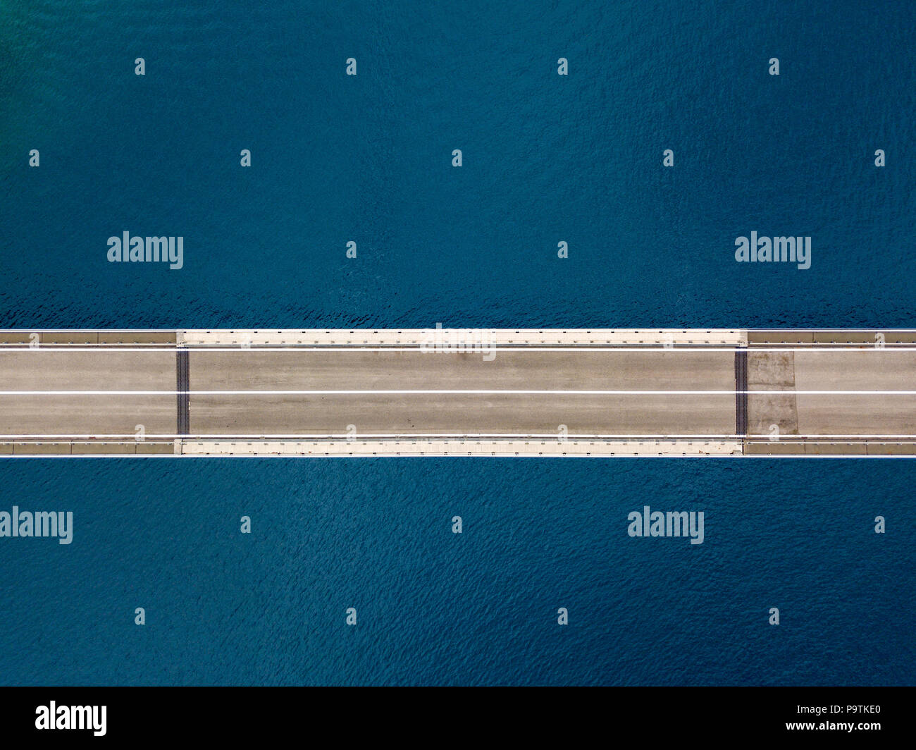 Vista aerea del ponte dell'isola di Pag, Croazia, su strada. Scogliera affacciato sul mare. Vetture attraversando il ponte visto da sopra Foto Stock