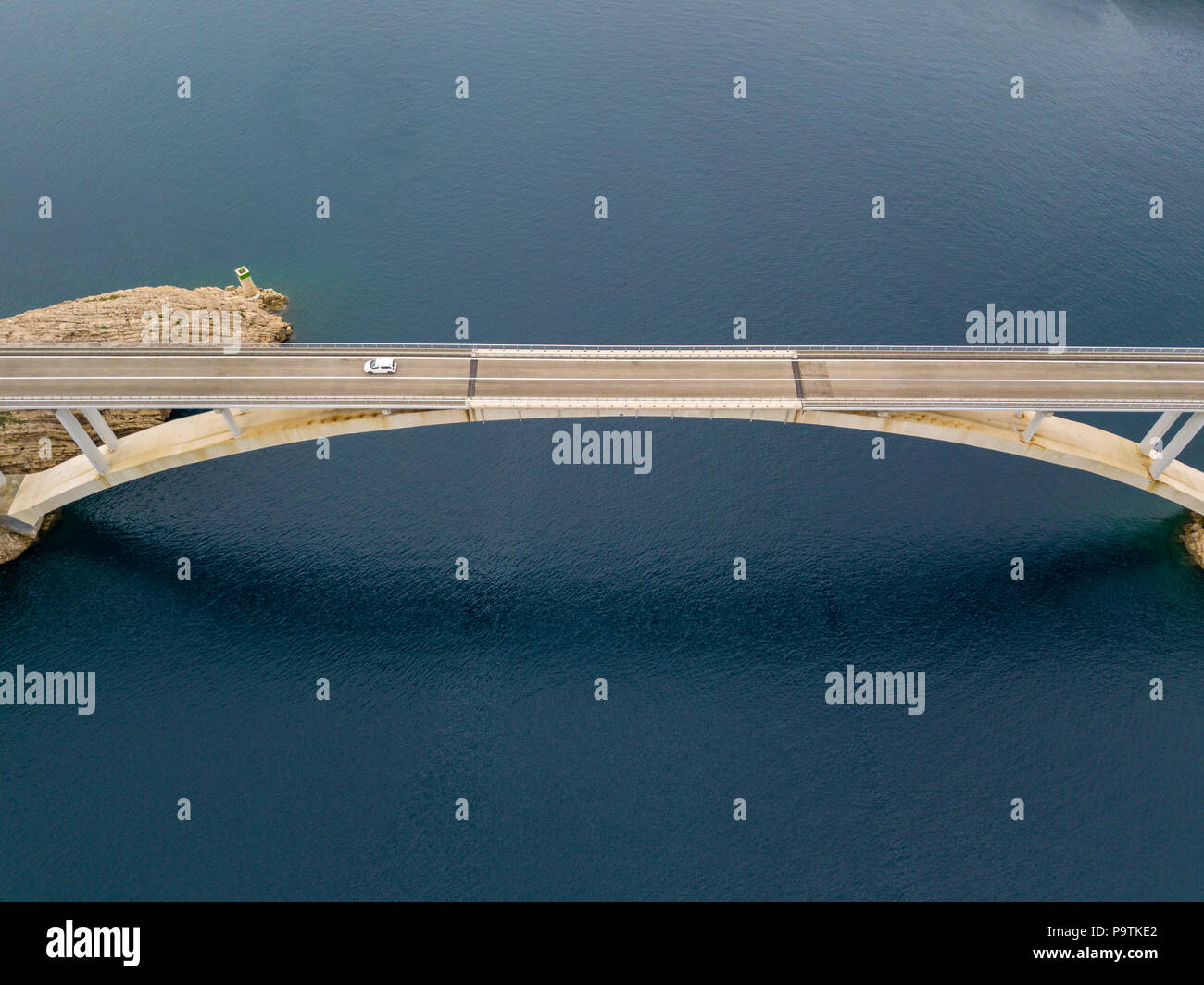 Vista aerea del ponte dell'isola di Pag, Croazia, su strada. Scogliera affacciato sul mare. Vetture attraversando il ponte visto da sopra Foto Stock