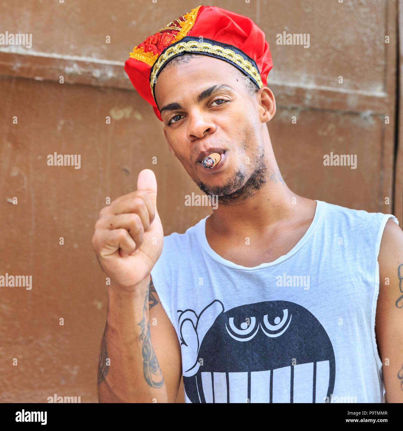 Giovane Uomo Cubano Sorridente E Fumare Un Sigaro In Havana Cuba Foto Stock Alamy
