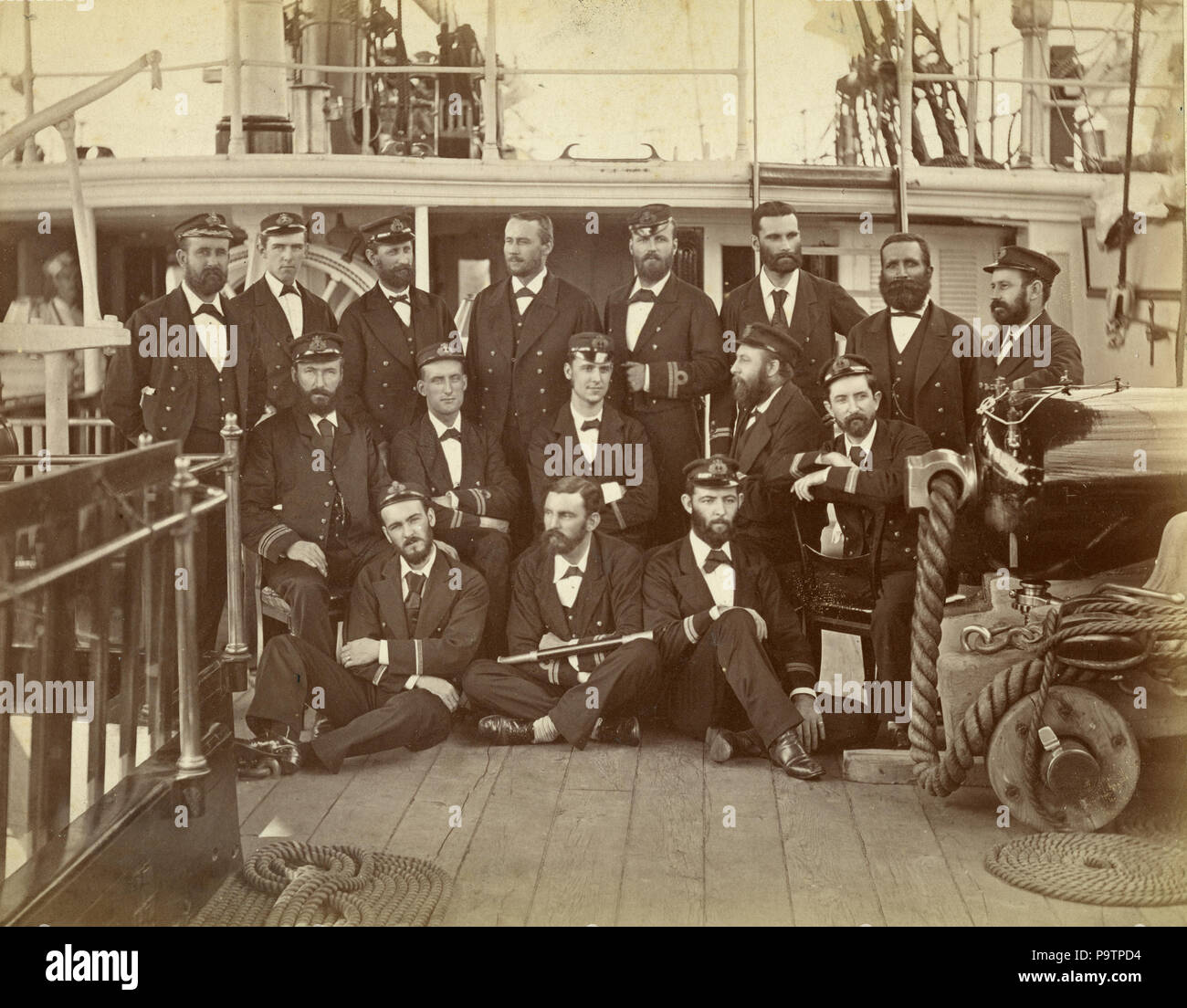 Fotografia che mostra il contingente della Torre di Londra della Metropolitan Police Force di fronte al frontone del Grand Storehouse, intorno al 1917 Foto Stock