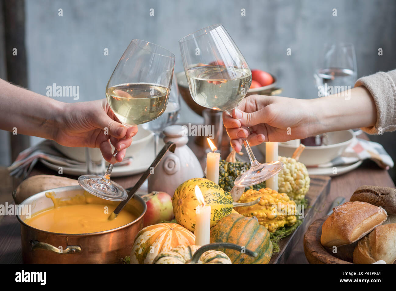 Autunno messa in tavola con zucche. Cena di ringraziamento e la caduta della decorazione. Foto Stock
