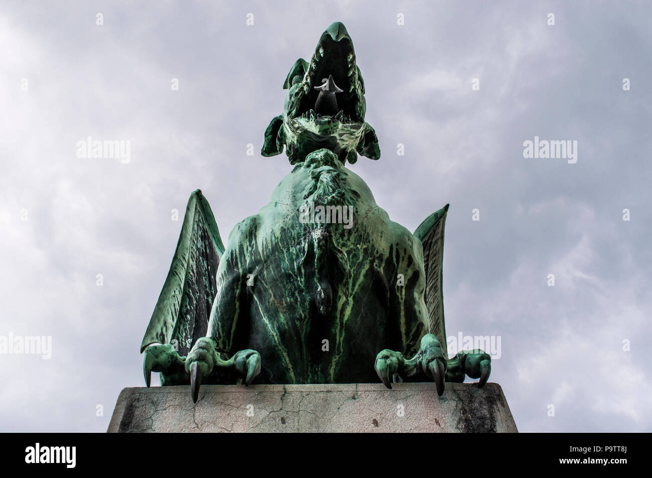 Dragon della statua di Jurij Zaninović sul ponte del drago (Zmajski la maggior parte), il più famoso ponte stradale di Ljubljana costruita nei primi anni del XX secolo Foto Stock