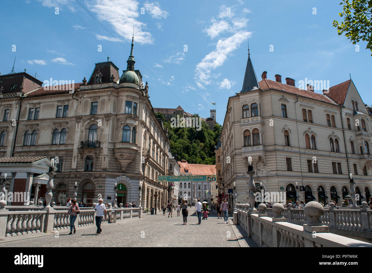 Lubiana: skyline dalla Tromostovje, ponte triplo, gruppo di tre ponti sul fiume Ljubljanica collegando medievale e moderna cittadina Foto Stock