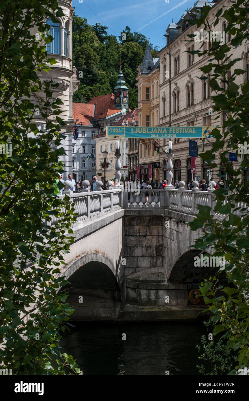 Lubiana: skyline dalla Tromostovje, ponte triplo, gruppo di tre ponti sul fiume Ljubljanica collegando medievale e moderna cittadina Foto Stock