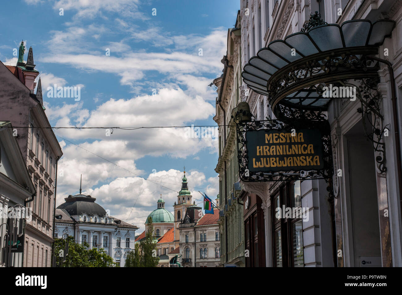 Lubiana: letti in ferro battuto con baldacchino di Mestna Hranilnica Ljubljanska, Città Savings Bank Building, il primo sloveno istituto bancario dal 1882 Foto Stock