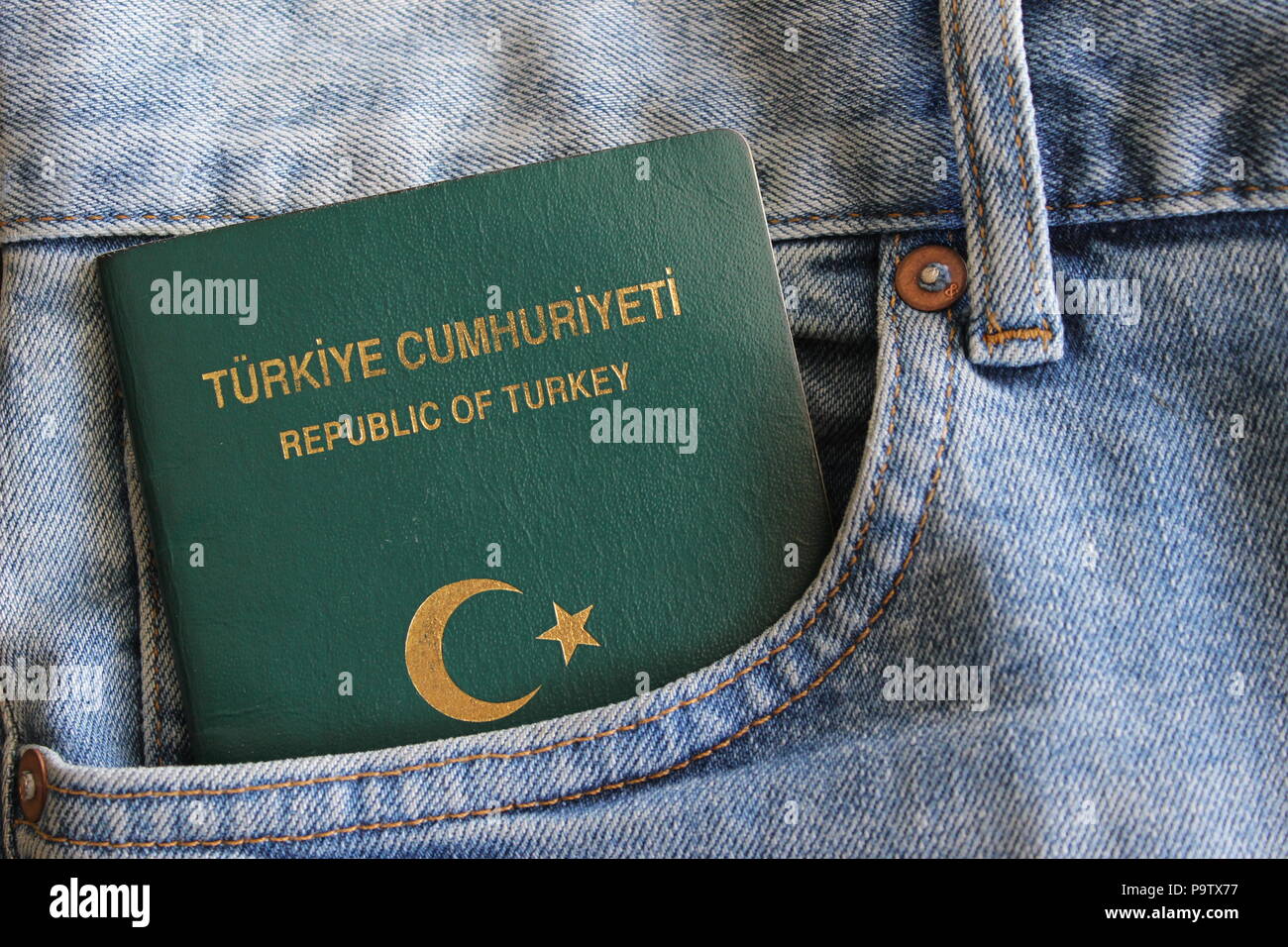 Un bagno turco di passaporto verde in una tasca Foto Stock