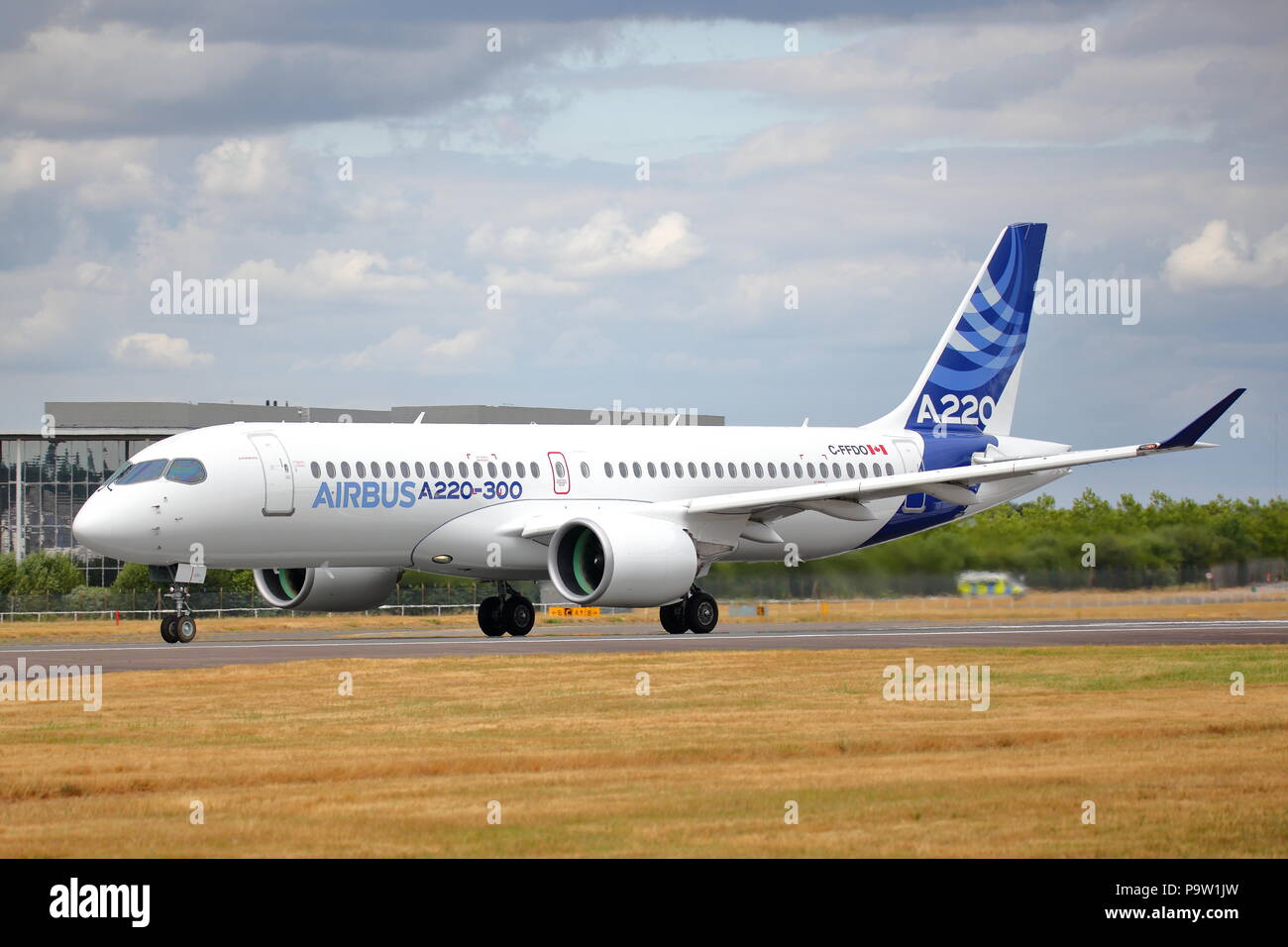 Airbus A220-300, la più recente aggiunta alla famiglia Airbus, ha mostrato la sua agilità e maneggevolezza a Farnborough Airshow internazionale 2018 Foto Stock