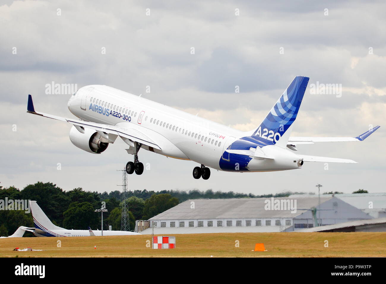 Airbus A220-300, la più recente aggiunta alla famiglia Airbus, ha mostrato la sua agilità e maneggevolezza a Farnborough Airshow internazionale 2018 Foto Stock