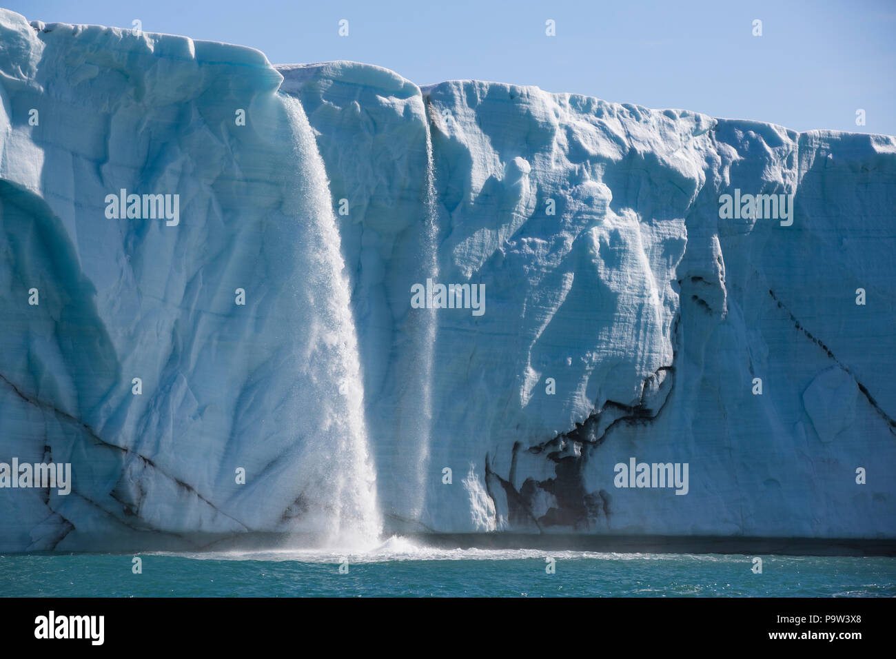 Brasvellbreen, cascate di acqua di disgelo caduta in mare dal ghiaccio Austfonna Cap in Svalbard Foto Stock