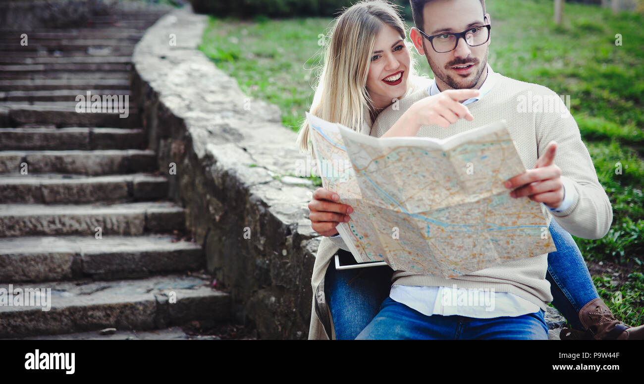 Paio di turisti in cerca a city tour mappa Foto Stock