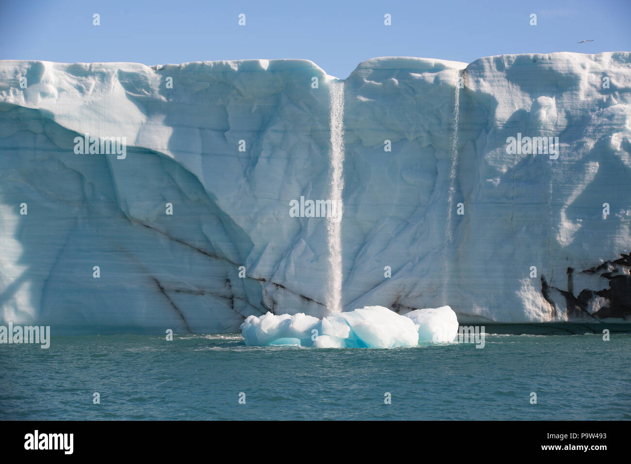 Brasvellbreen, cascate di acqua di disgelo caduta in mare dal ghiaccio Austfonna Cap in Svalbard Foto Stock