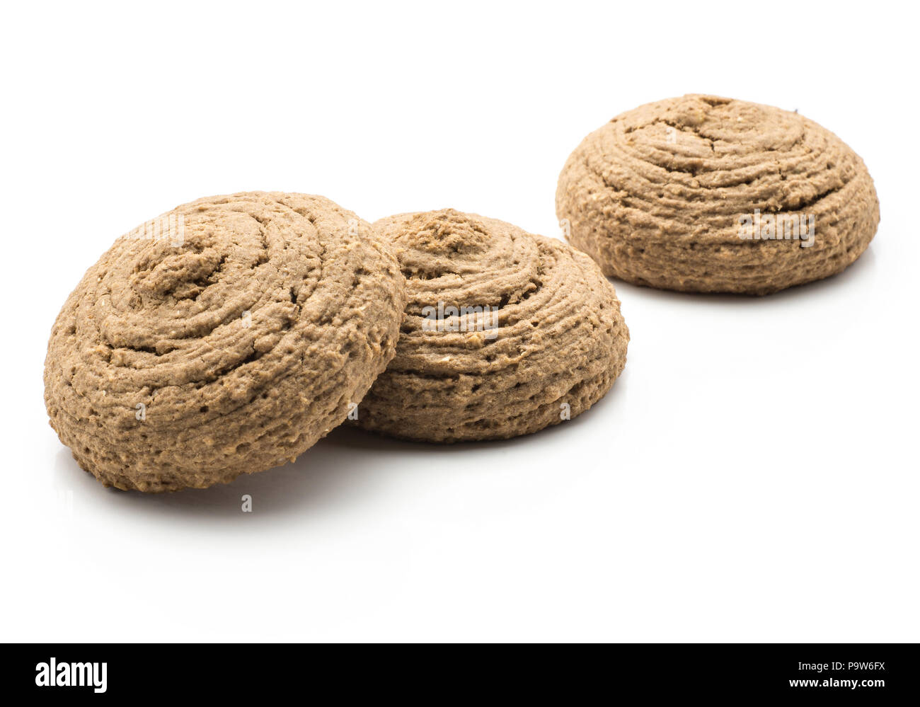 Tre i cookies di avena isolati su sfondo bianco marrone round croccante di cacao Foto Stock