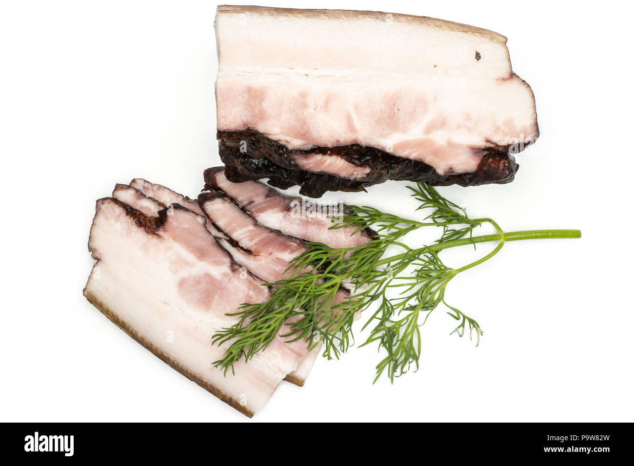 Gruppo di tre fette di un pezzo di bacon inglese con un ciuffo di aneto fresco flatlay isolato su bianco Foto Stock