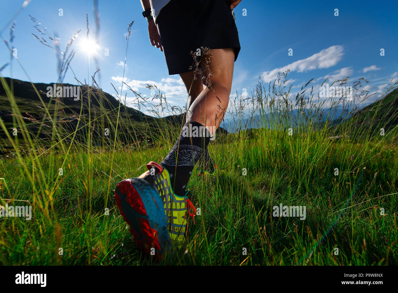 A Piedi nel prato di camminare in montagna in montagna con Sun e paesaggi. Foto Stock