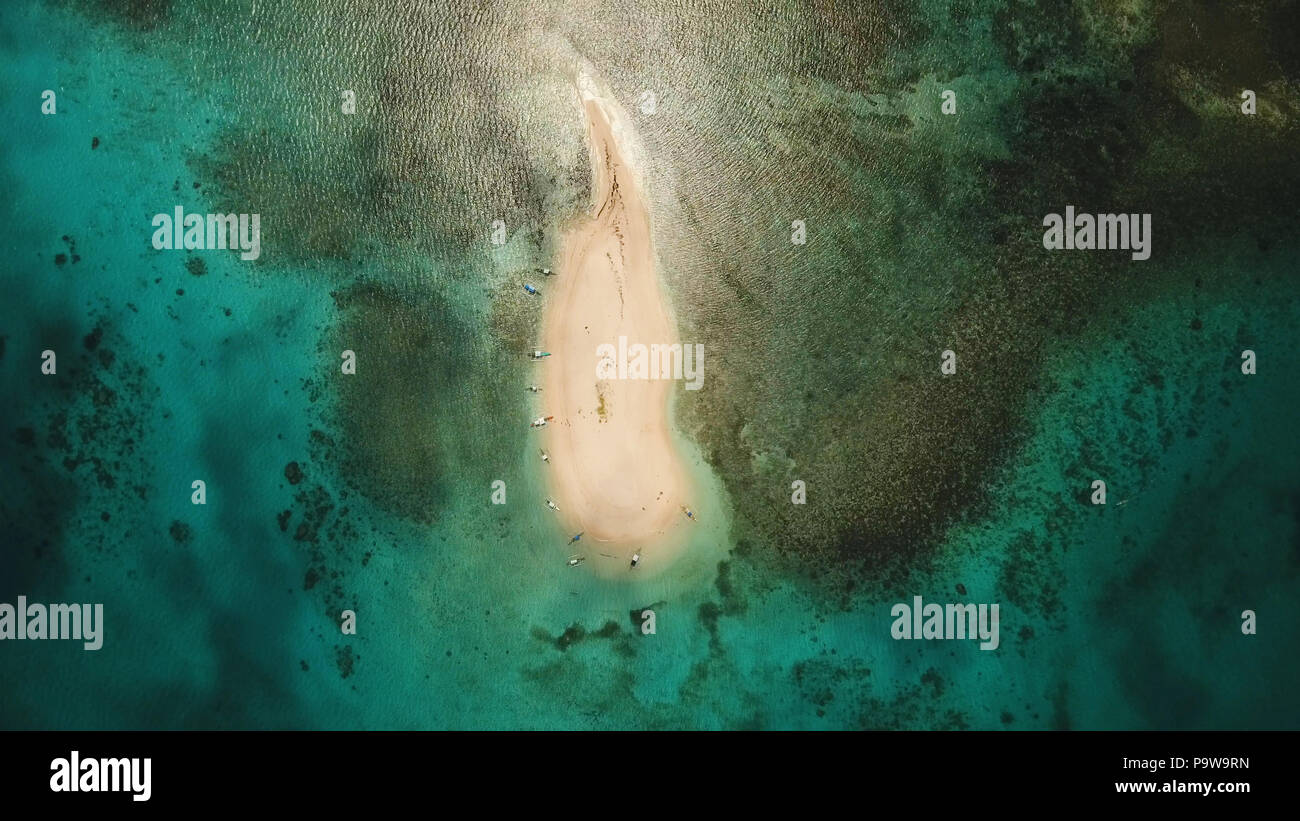 Vista aerea di bella sabbia isola tropicale con spiaggia di sabbia bianca e turisti. La sabbia bianca isola. Seascape: oceano e bellissima spiaggia paradiso. Filippine, Siargao. Concetto di viaggio. Foto Stock
