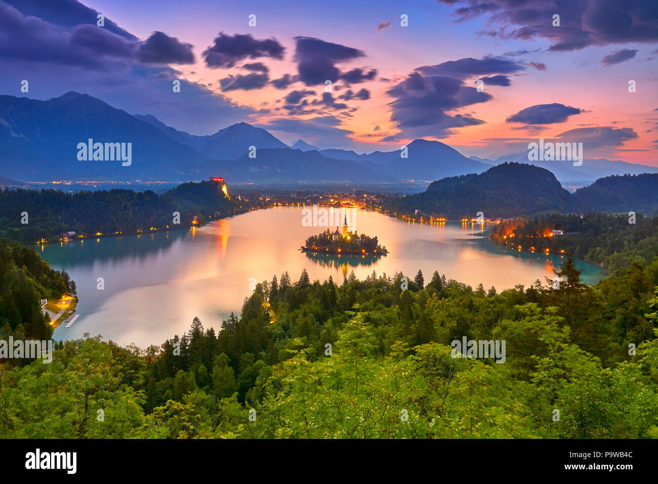 Il lago di Bled prima dell'alba, sulle Alpi Giulie, Slovenia Foto Stock