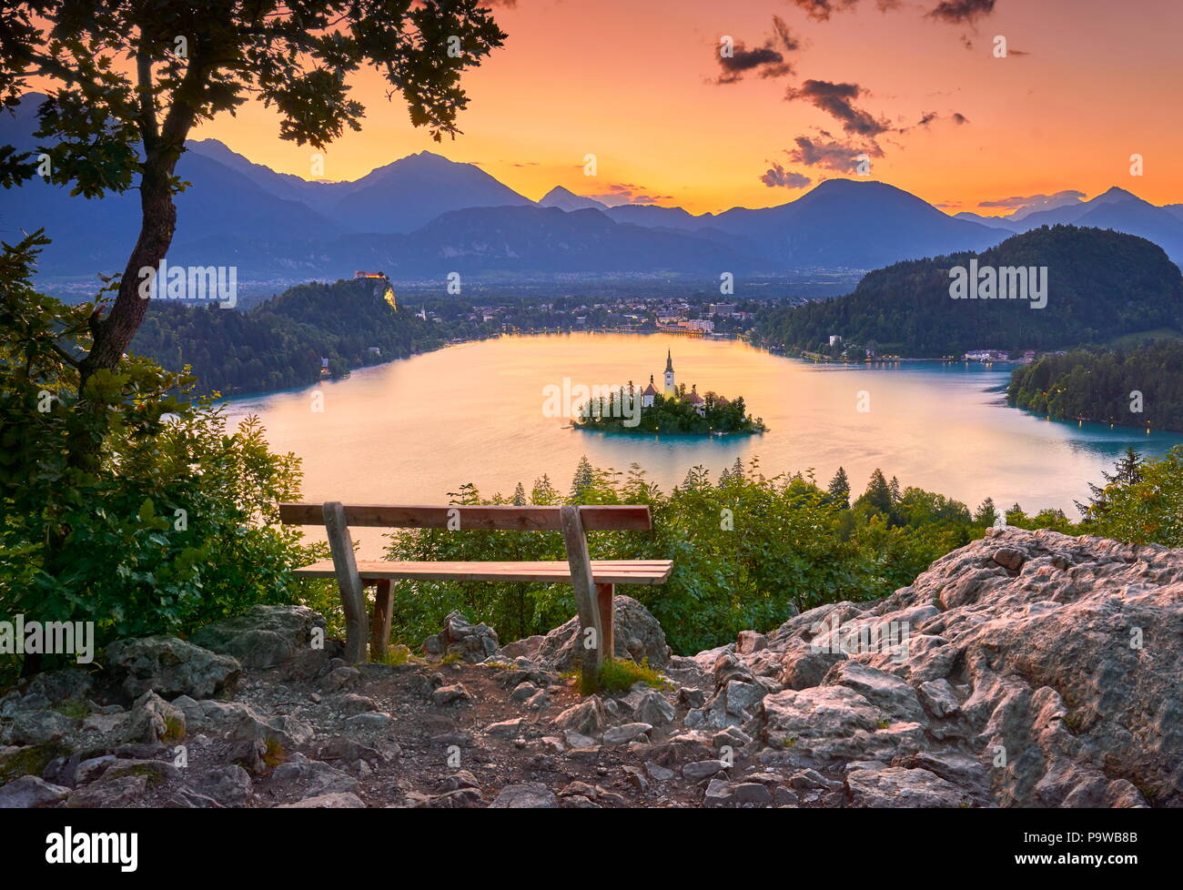 Il lago di Bled prima dell'alba, sulle Alpi Giulie, Slovenia Foto Stock