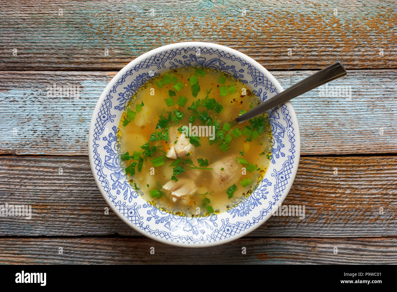 La dieta zuppa di pollo con prezzemolo verde su un tavolo in legno close-up vista superiore Foto Stock