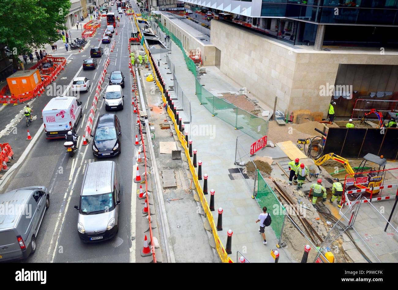 Lavori stradali e opere edilizie intralciare il traffico e i pedoni sulla strada di Farringdon, visto da Holborn Viaduct. Londra, Inghilterra, Regno Unito. Foto Stock