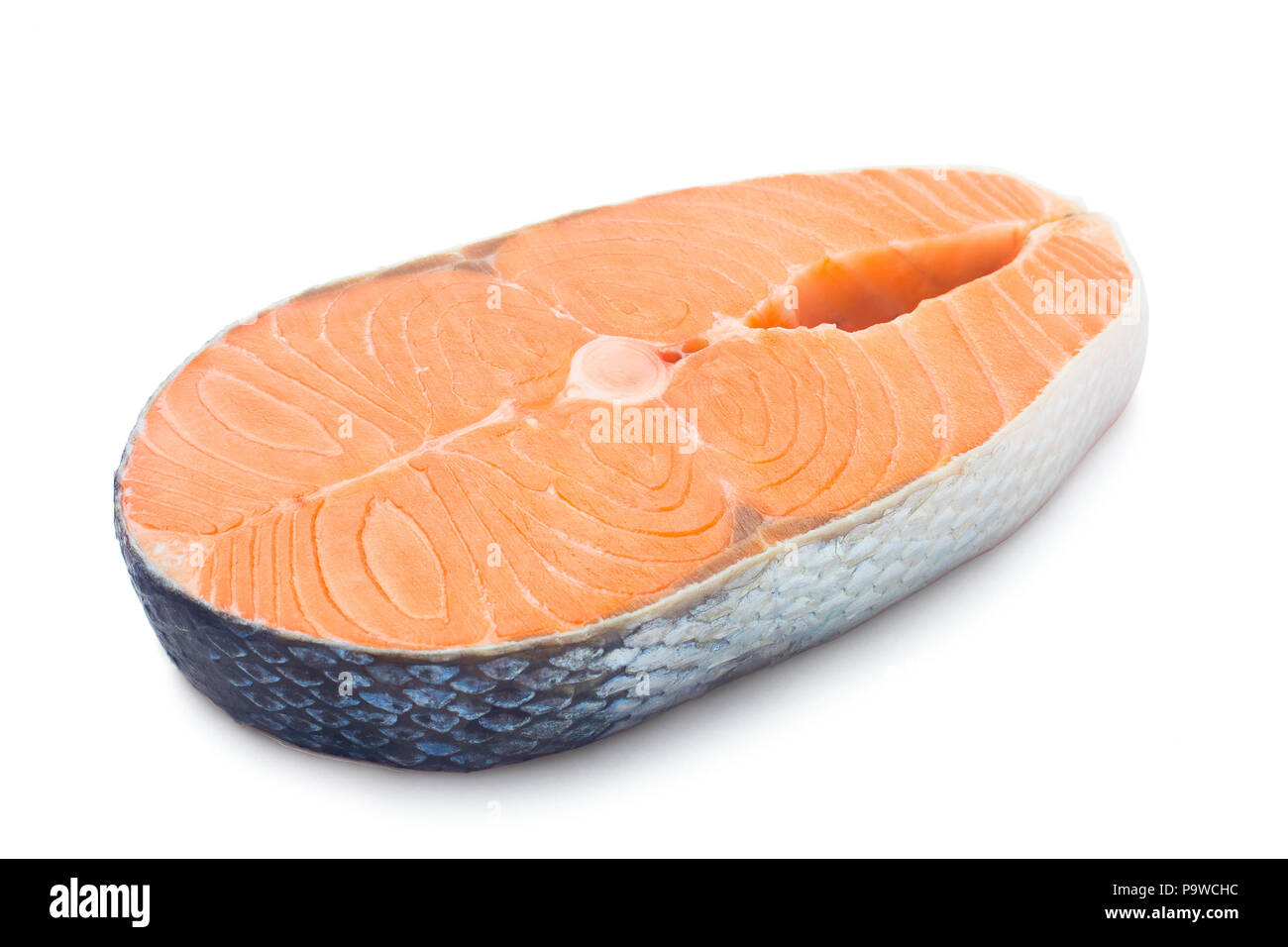 Un pezzo di fresco pesce Salmone su uno sfondo bianco isolato, Foto Stock