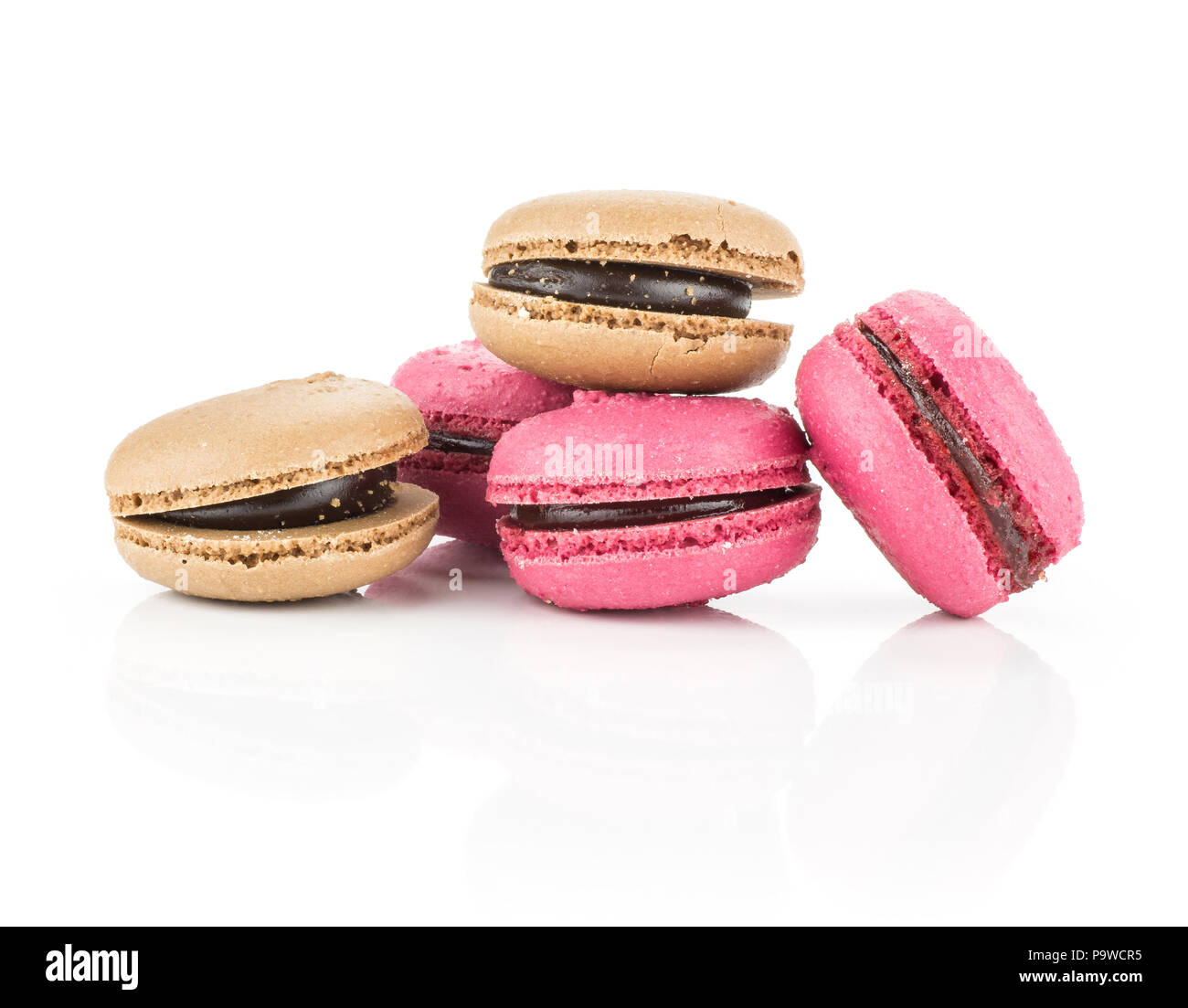 French macarons set (due cioccolato, tre rosa con lampone) isolato su sfondo bianco Foto Stock
