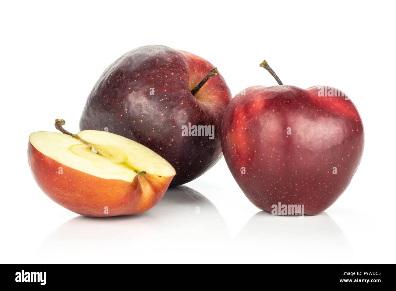 Red delicious due mele e una metà isolato su sfondo bianco Foto Stock