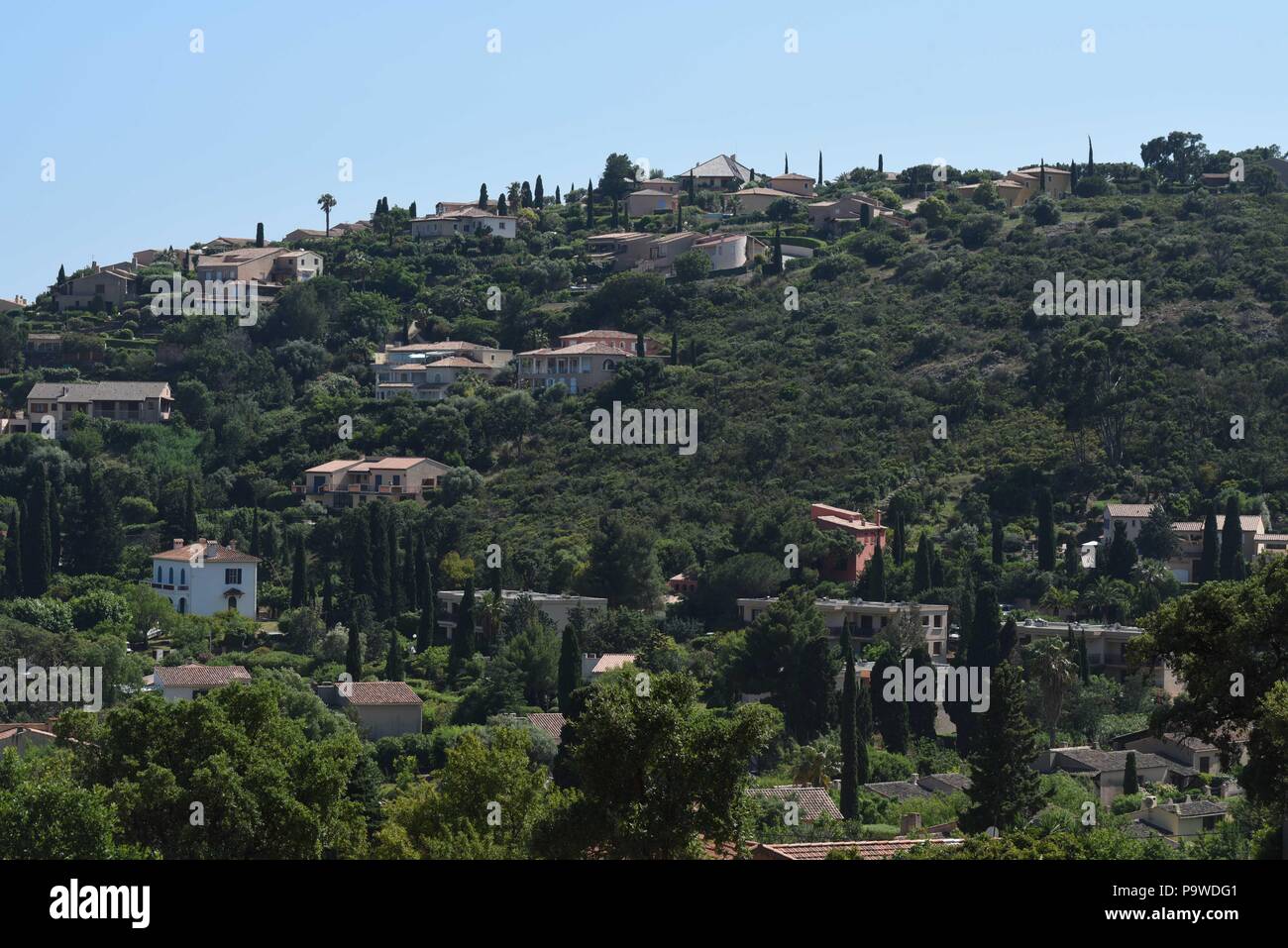 1 giugno 2018 - Le Lavandou, Francia: foto che illustra il concetto di terreni edificabili che deve essere protetto dallo sviluppo urbano a causa di Loi Littoral, secondo gli ambientalisti. Foto illustrant le concept de dent creuse dans les collines au nord-ouest du Lavandou. Les militanti ecologistes insistente pour que la Loi Littoral preservare sans ambiguite ces ammaccature creuses de toute urbanizzazione incontrolee. Foto Stock