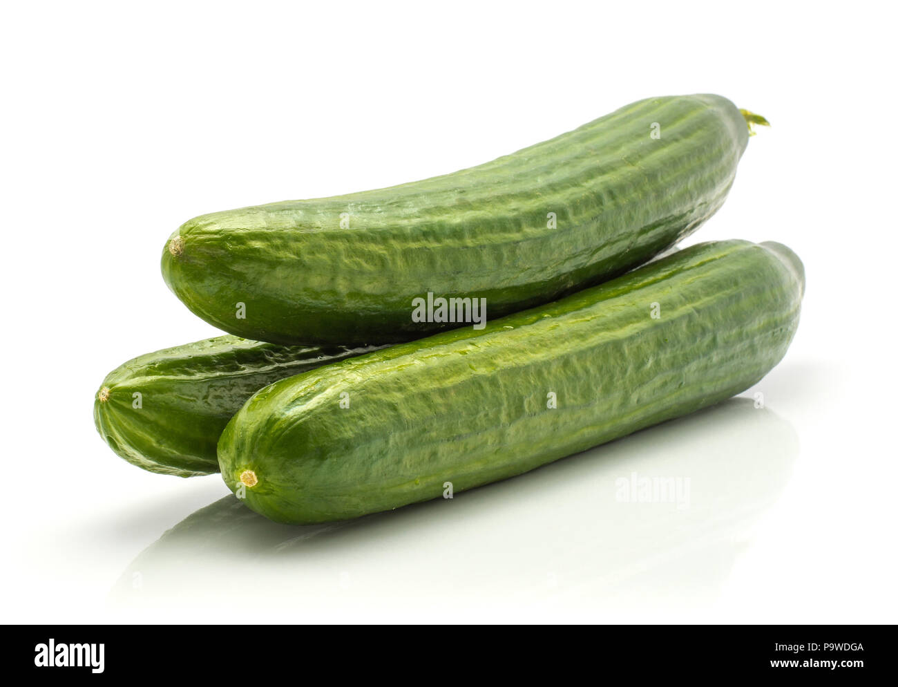 Tre i cetrioli europei (burpless senza semi, hothouse, gourmet, serra, cetriolo inglese) isolato su sfondo bianco Foto Stock