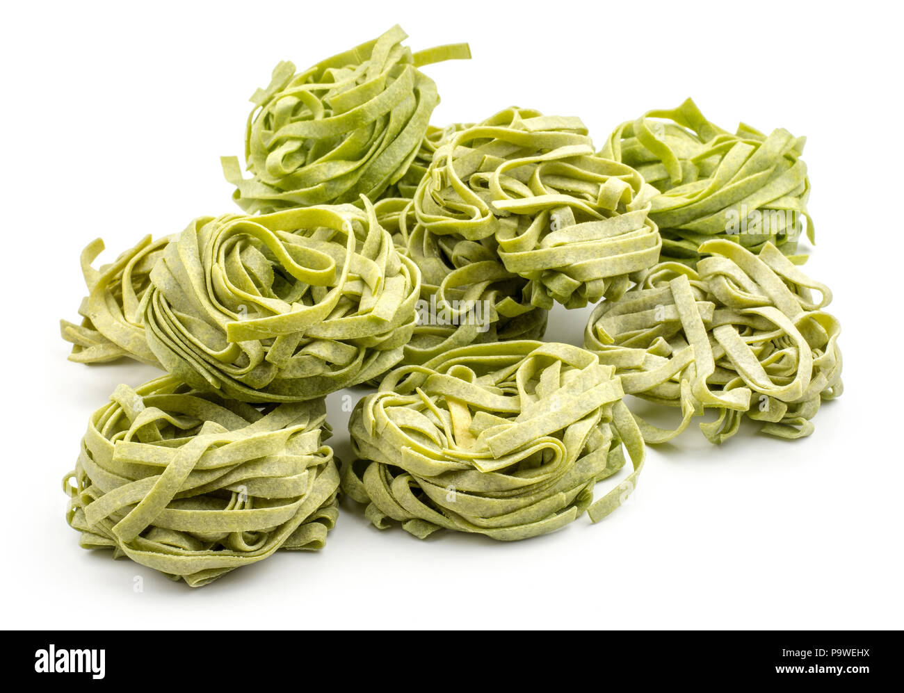 Gli spinaci fettuccine materie isolati su sfondo bianco Foto Stock